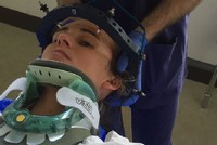 5 năm trước hắt hơi gãy cổ, 5 năm sau lại gãy cổ vì cười