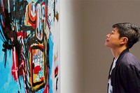 Tỷ phú Maezawa (phải) cho rằng mình là người may mắn khi mua được bức tranh này.