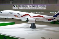 Mô hình máy bay hợp tác giữa COMAC và UAC. Ảnh: AFP
