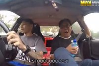 Ông bố la hét kinh hoàng khi con trai thi drift với người lạ