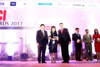  Bà Trần Võ Thùy Ân, Giám đốc Tiếp thị Công ty cổ phần Phát triển bất động sản Phát Đạt lên nhận giải BCI Top 10 nhà phát triển bất động sản hàng đầu Việt Nam.