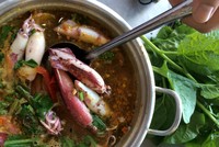 Lẩu mực Đại Lãnh được nhiều du khách yêu thích.