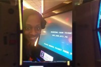 Bookman còn cẩn thận chụp lại gương mặt mình bên cạnh bảng thông báo chiến thắng. Ảnh: News.