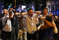 Người dân được yêu cầu giơ hai tay lên đầu khi rời khỏi khu vực cầu London sau vụ tấn công ngày 3/6. Ảnh: Reuters