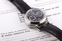 Chiếc Patek Philippe 5208P và hồ sơ đấu giá có điền tên chủ chiếc đồng hồ là ông chủ điện Kremlin, tổng thống Nga Vladimir Putin. Ảnh: Monaco Legend Auctions.