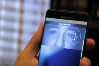 Nhận diện mống mắt trên Galaxy S8 bị đánh lừa bằng hồ dán