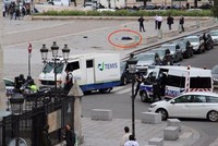 Khoảnh khắc 'phiến quân IS' cầm búa tấn công cảnh sát Pháp