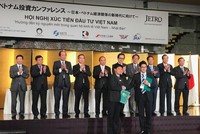 Ông Nguyễn Mạnh Hùng – Chủ tịch HĐQT kiêm TGĐ Nafoods Group ký bản thỏa thuận ghi nhớ với đối tác Nhật Bản trước sự chứng kiến của Thủ tướng Nguyễn Xuân Phúc và Thủ tướng Shinzo Abe