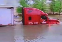 Xe tải lội nước như tàu ngầm - kỹ năng hay liều ăn may?