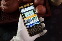 BlackBerry KeyOne mạ vàng giá 139 triệu đồng