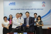 Ông Trần Hải Hà, Tổng giám đốc MBS và ông Trần Đăng Khâm, Viện phó  Viện Ngân hàng - Tài chính (Đại học Kinh tế Quốc dân  ký kết biên bản ghi nhớ về hợp tác thường niên giữa 2 đơn vị