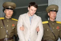 Warmbier bị áp tải trong phiên xử năm ngoái. Ảnh: BBC