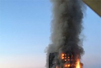 Tòa tháp 27 tầng bốc cháy ở London. Ảnh: Guardian