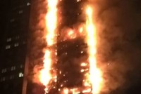 Lửa bao trùm nhiều tầng tại tháp Grenfell. Ảnh: Sky News
