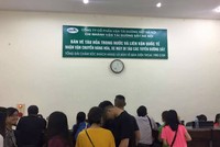 Nhiều khách xếp hàng chờ mua vé nhưng ngán ngẩm ra về sau khi nghe thông báo. Ảnh: Thùy Đinh.