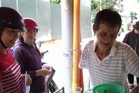 "Dương Quá" U70 chỉ cần 1 tay bán chè cho khách.