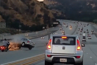 Quái xế đạp cửa ôtô, gây tai nạn liên hoàn trên cao tốc Mỹ