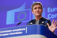  Margrethe Vestager, Giám đốc cơ quan chống độc quyền của EU từng là người khiến Apple phải trả lại đủ 14,5 tỷ USD tiền trốn thuế ở Ireland, "sờ gáy" hành vi trốn thuế của Amazon tại châu Âu và cảnh báo mối nguy hại của Facebook đối với dữ liệu số của người dân. Ảnh: EPA.  