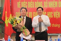 Bộ trưởng Bộ Nội vụ Lê Vĩnh Tân chúc mừng tân Giám đốc Học viện Hành chính quốc gia Đặng Xuân Hoan. Ảnh: VGP/Công Việt