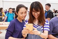 Khách hàng Đài Loan thích thú trải nghiệm sản phẩm tại cửa hàng Apple Store đầu tiên trong khu vực.