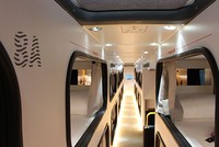 Mỗi chiếc xe buýt 2 tầng của Cabin có 24 giường ngủ. Ảnh: Mashable