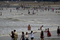Hàng nghìn du khách tắm biển, bất chấp cảnh báo bão