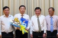 Ông Dương Anh Đức, Phó giám đốc Đại học Quốc gia thành phố, nhận quyết định giữ chức Giám đốc Sở Thông tin và Truyền thông. Ảnh: Trung Sơn.