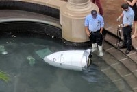 Robot an ninh Knightscope K5 "chết đuối" trong đài phun nước. Ảnh: Twitter.