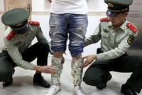 Một người bị bắt vì chuyển tiền lậu từ Trung Quốc sang Hong Kong. Ảnh: Reuters