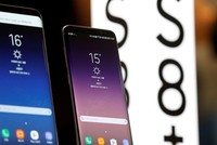 Hai điện thoại Galaxy S8 và S8+ của Samsung được trưng bày tại Seoul. Ảnh: Reuters