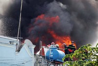 Lửa táp vào khu dân cư, cảnh sát đang phong tỏa đám cháy. Ảnh: Sơn Hòa.