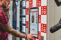 10 máy bán hàng của Uniqlo sẽ được lắp tại Mỹ. Ảnh: WSJ