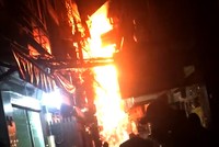 Cháy trong hẻm đường Bùi Viện. Ảnh: Tin Tin.