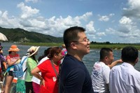 Khách Trung Quốc đi thuyền trên sông Áp Lục. Ảnh: Reuters.