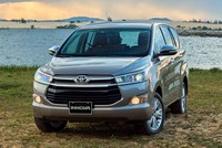 Innova E bán ở mức 718 triệu đồng.