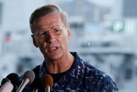 Ông Joseph Aucoin họp báo sau vụ tai nạn của tàu USS Fitzgerald. Ảnh: Reuters.
