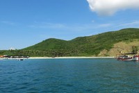 Bãi Che tinh khôi, đẹp rực rỡ. -ảnh: T.T.H.