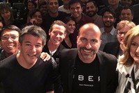Travis Kalanick (trái) và Dara Khosrowshahi (giữa) trong buổi gặp nhân viên. Ảnh: Arianna Huffington