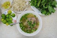 Tô phở Hòa lớn, đầy ắp bánh phở, thịt và nước lèo. “Ăn một phát là no ứ hự” Ảnh: Phong Vinh.