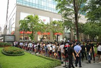 Hơn 4.000 người sắp hàng trong ngày đầu tiên H&M ra mắt tại TP HCM.