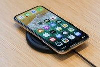 iPhone "Mười" khác biệt hoàn toàn so với các thế hệ trước nhờ màn hình tràn viền, loại bỏ cảm biến vân tay. Ảnh: TheVerge