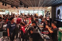 Chật như nêm trong ngày đầu khai trương cửa hàng H&M ở Sài Gòn. Ảnh: Lê Quân.