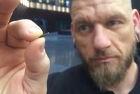 Người Thụy Điển cấy chip vào tay để thanh toán vé tàu