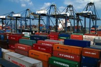 Hải quan TP HCM bán 82 container hàng tồn đọng. Ảnh minh hoạ. 