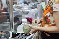 OceanBank khuyến cáo người dân nên chủ động kiểm tra số dư sổ tiết kiệm sau khi gửi vào ngân hàng. Ảnh minh họa: Anh Quân.