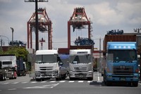 Vận chuyển hàng hóa tại cảng ở Tokyo, Nhật Bản ngày 18/5/2017. (Nguồn: AFP/TTXVN)