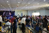 Người mua chờ từ 6h sáng để nhận Galaxy Note8