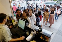 Cảnh xếp hàng mua trà sữa trên một con phố tại TP HCM. Ảnh: Phương Đông