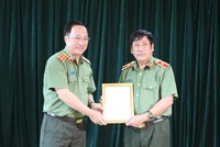 Thượng tướng Nguyễn Văn Thành trao quyết định cho Thiếu tướng Trương Giang Long. Ảnh CAND