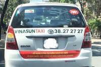 Một taxi của Vinasun dán khẩu hiểu phản đối.